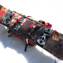 Verticle carry snowboard lashings